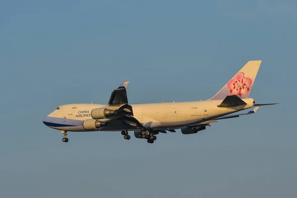 空を飛ぶ旅客機 — ストック写真