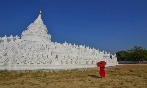 Buddyjski początkujący mnich w białej świątyni — Zdjęcie stockowe