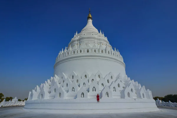 Buddhistický začínající mnich v bílém chrámu — Stock fotografie