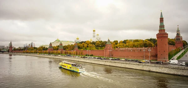 Kremlin met de rivier van Moskou bij regenachtige dag — Stockfoto