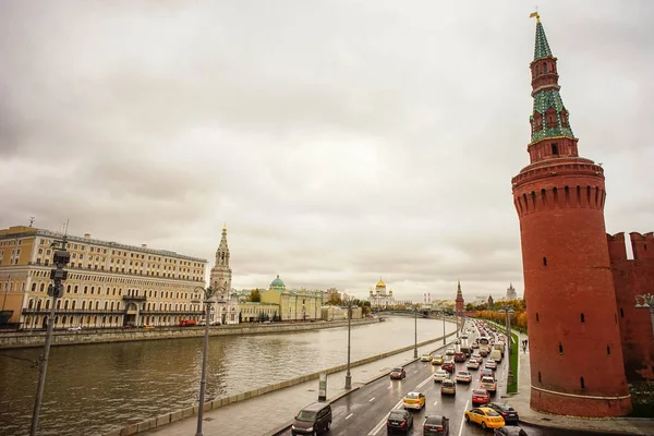 Kremlin with Moscow River at rainy day — Stock Photo, Image
