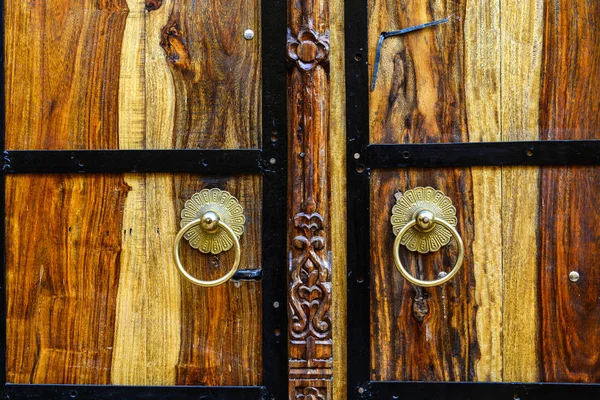 Деревянные двери древнего здания — стоковое фото
