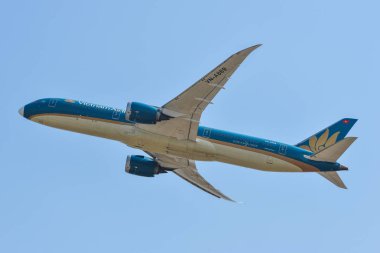 Uçak havaalanından kalkıyor. 