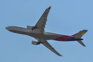 Uçak havaalanından kalkıyor. 