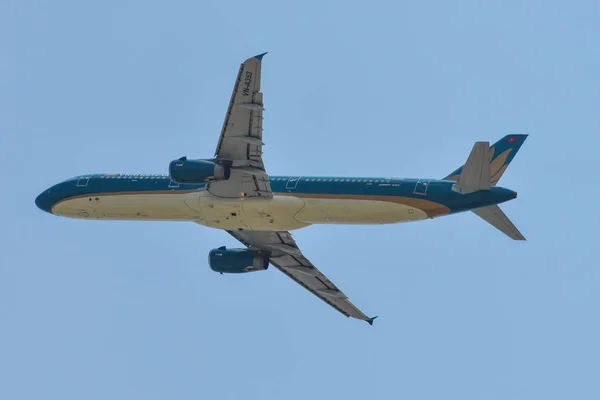 Aereo in decollo dall'aeroporto — Foto Stock