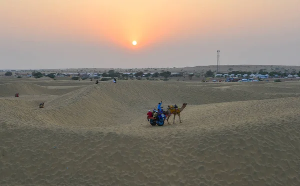 ジャイサルマーのタール砂漠でラクダに乗る, インド — ストック写真