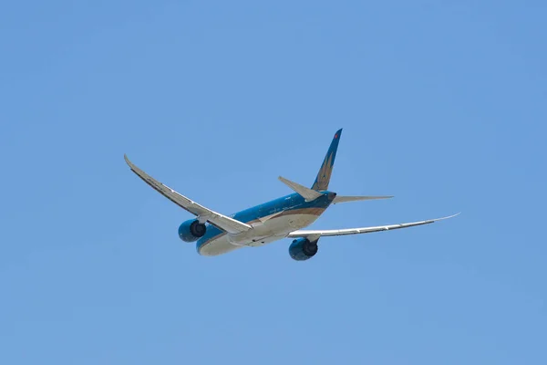 Avión despegando desde el aeropuerto — Foto de Stock