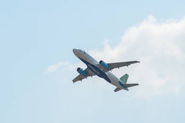 Uçak havaalanından kalkıyor. 