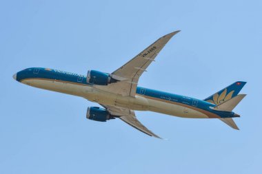 Uçak havaalanından kalkıyor. 