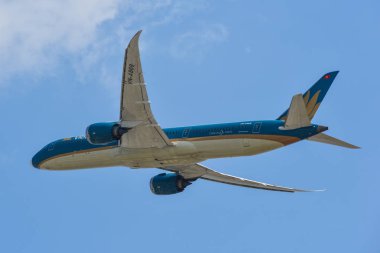 Uçak havaalanından kalkıyor. 