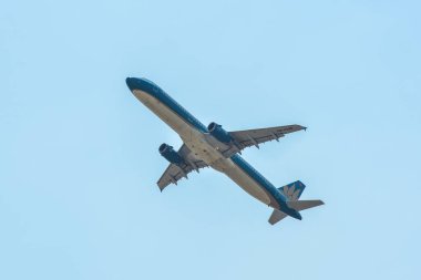 Uçak havaalanından kalkıyor. 