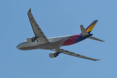 Uçak havaalanından kalkıyor. 