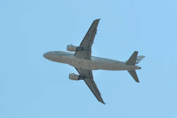 Vliegtuig dat opstijgt vanaf de luchthaven — Stockfoto