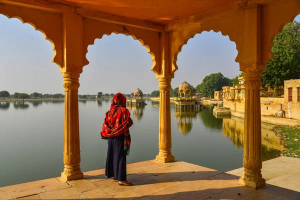 Una joven india mirando el lago — Foto de Stock
