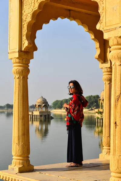 Una joven india mirando el lago — Foto de Stock