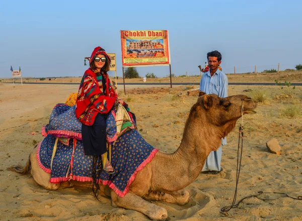 Cavalgando camelo no deserto de Thar em Jaisalmer, Índia — Fotografia de Stock