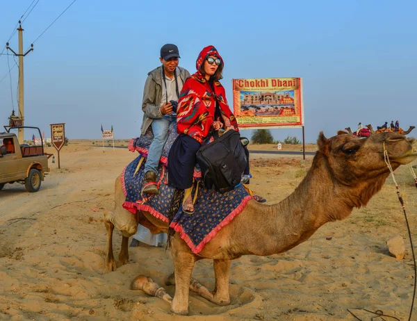 Ridning kamel på Thar Desert i Jaisalmer, Indien — Stockfoto