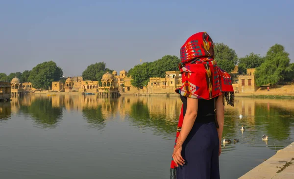 Una joven india mirando el lago — Foto de Stock