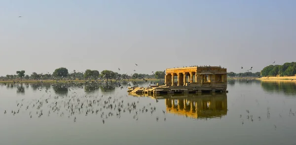 Jezioro kadsisar w: Jaisalmer — Zdjęcie stockowe