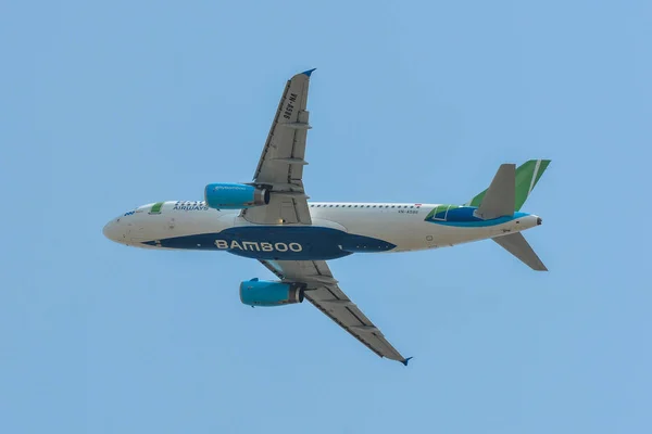 Avión despegando desde el aeropuerto — Foto de Stock