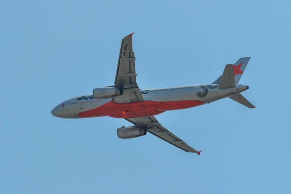 Avión despegando desde el aeropuerto — Foto de Stock