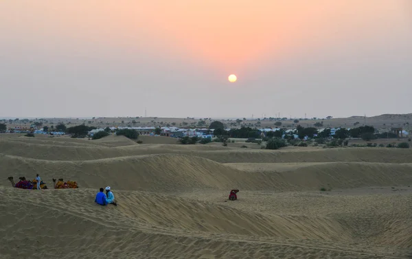 Deserto com dunas de areia ao pôr do sol — Fotografia de Stock