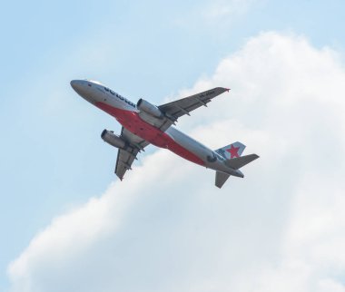 Uçak havaalanından kalkıyor. 