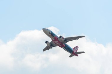 Uçak havaalanından kalkıyor. 