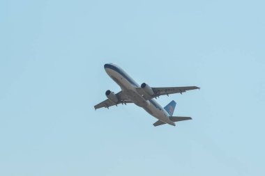 Uçak havaalanından kalkıyor. 