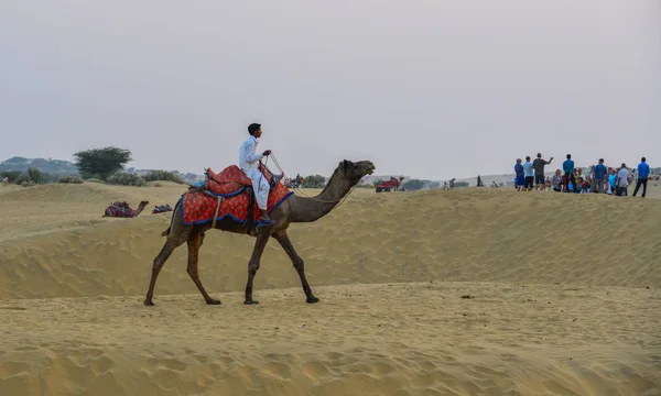 Jazda na wielbłądzie na pustyni Thar w Jaisalmer, Indie — Zdjęcie stockowe