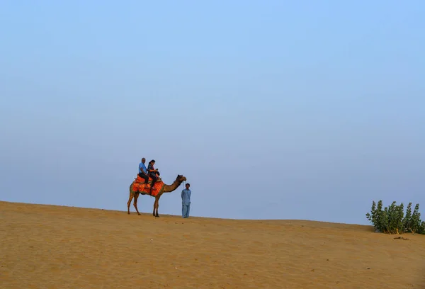 Jazda na wielbłądzie na pustyni Thar w Jaisalmer, Indie — Zdjęcie stockowe