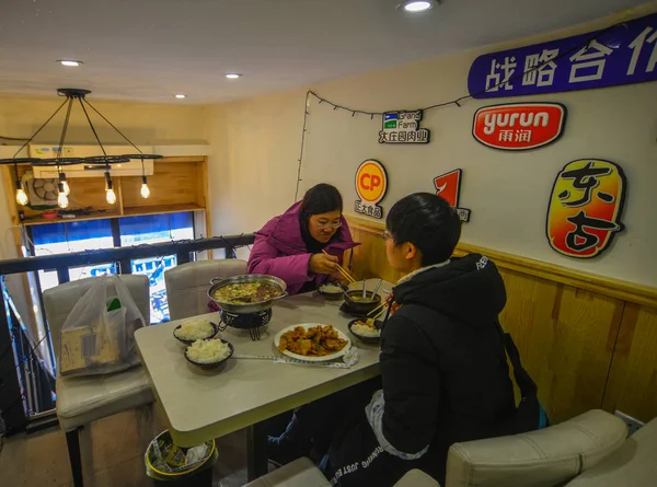 Gente comiendo en un restaurante local —  Fotos de Stock