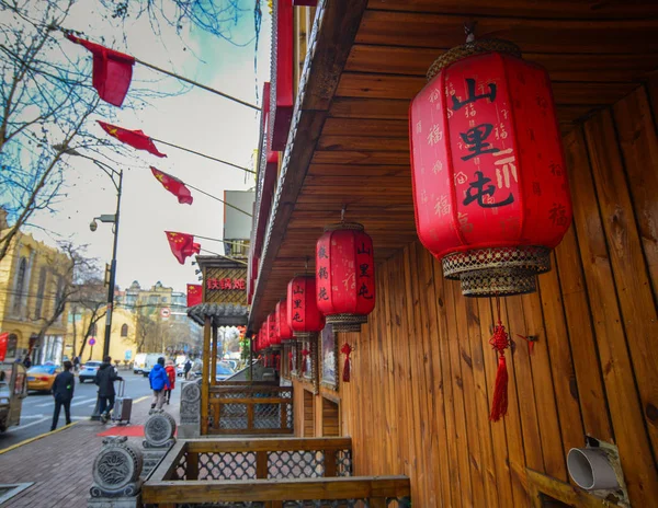 Sokakta kırmızı fenerler — Stok fotoğraf