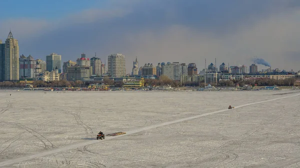 얼음 강이 있는 하얼빈 의 도시 풍경 — 스톡 사진