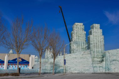 Sokakta kar heykelleri 