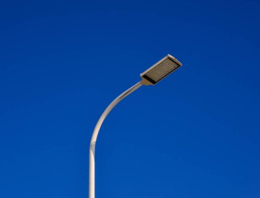 Mavi gökyüzü altında lamba sonrası 