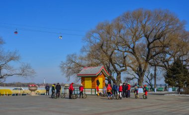 İnsanlar parkta yürüyüş