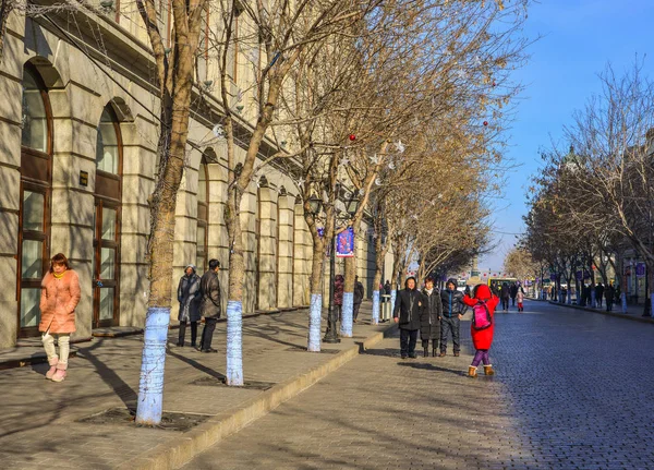 Persone sulla strada a piedi in Harbin, Cina — Foto Stock