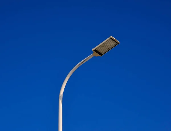 Poste de lámpara bajo el cielo azul — Foto de Stock