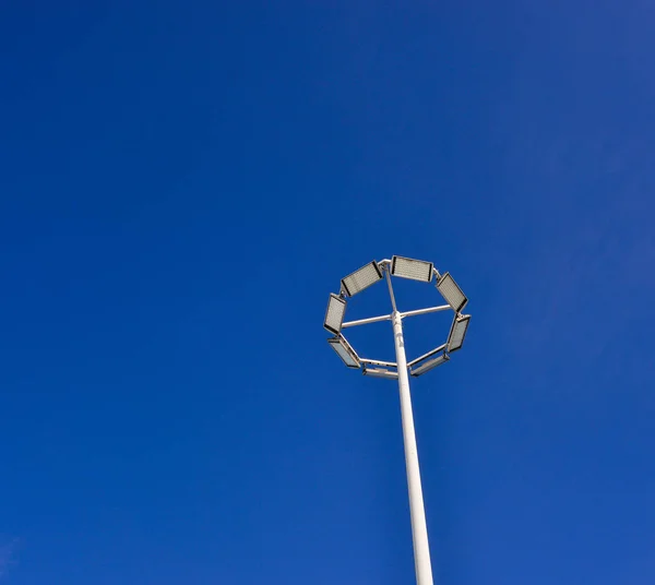 Poste de lámpara bajo el cielo azul — Foto de Stock