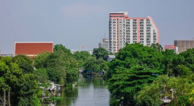 Kanal ile modern binalar