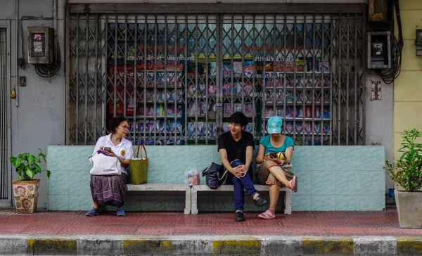 Gente esperando el autobús —  Fotos de Stock