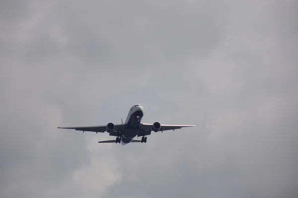 Avion de passagers volant dans les airs — Photo