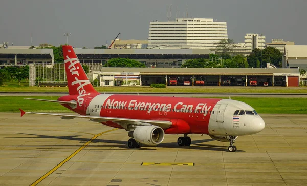 Avión de pasajeros en el aeropuerto — Foto de Stock