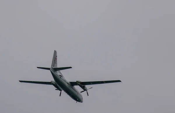 Passagierflugzeug fliegt in der Luft — Stockfoto