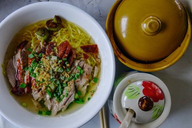 Çin noodle domuz eti ile 