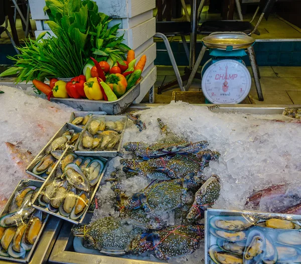 Marisco fresco en el mercado local — Foto de Stock