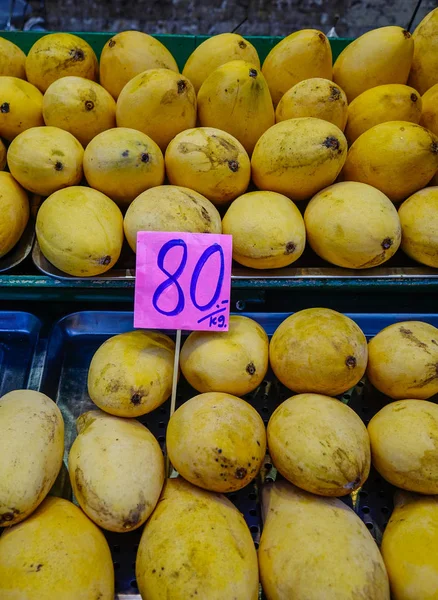 Deliciosos frutos de manga no mercado rural — Fotografia de Stock