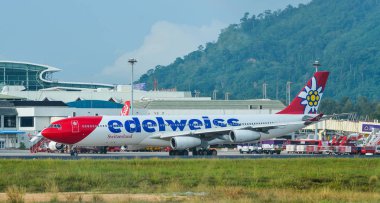 Phuket Havalimanı 'nda yolcu uçağı 