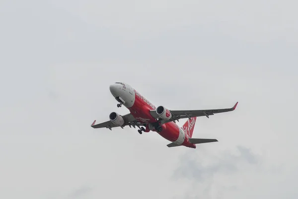 Avión de pasajeros volando en el aire — Foto de Stock